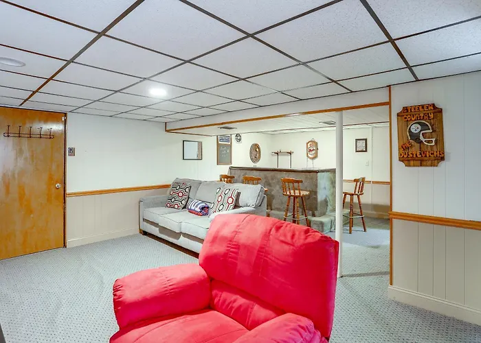 Holiday home 6 Mi To Dtwn & Steelers Game! Bring Your Pets